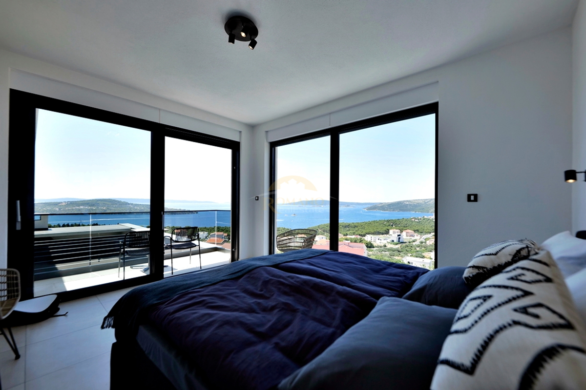 Villa esclusiva a Seget Gornji in un ambiente tranquillo e silenzioso con una splendida vista panoramica